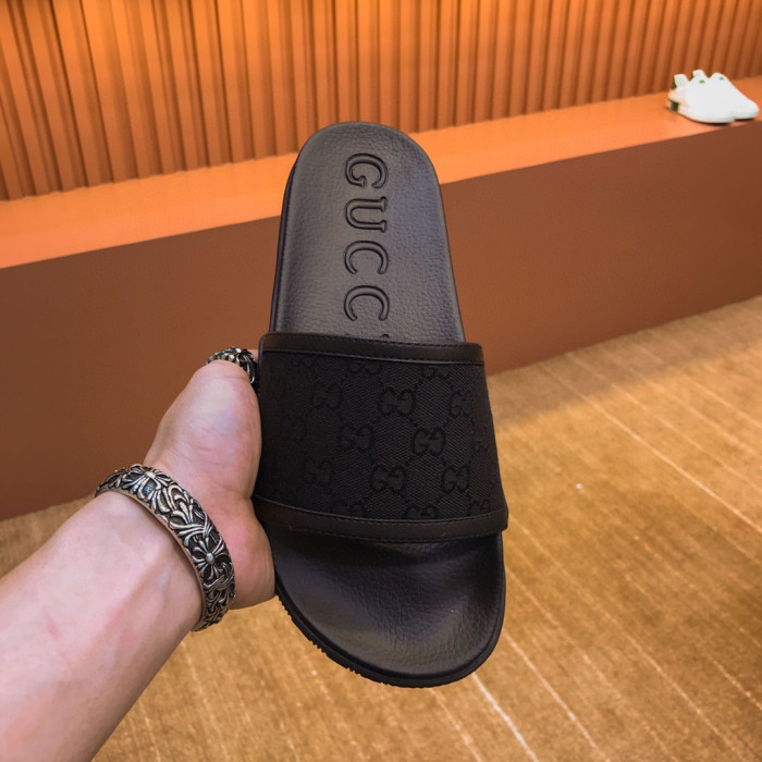 G*u*i slippers
