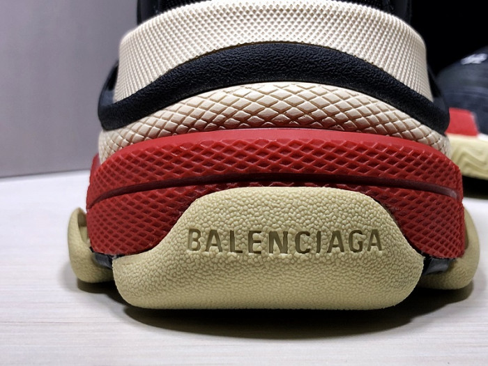 BLCG TRIPLE S TRAINER ‘BLACK RED’ 2018 533882 W09O1 1000