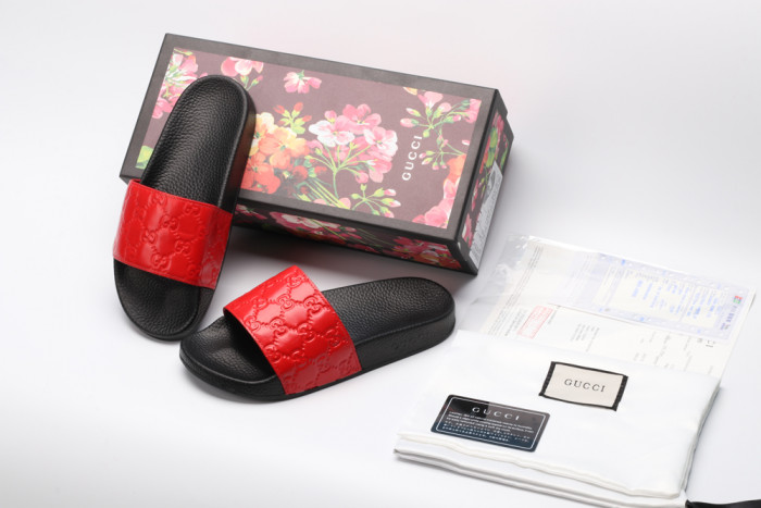 G*u*i slippers
