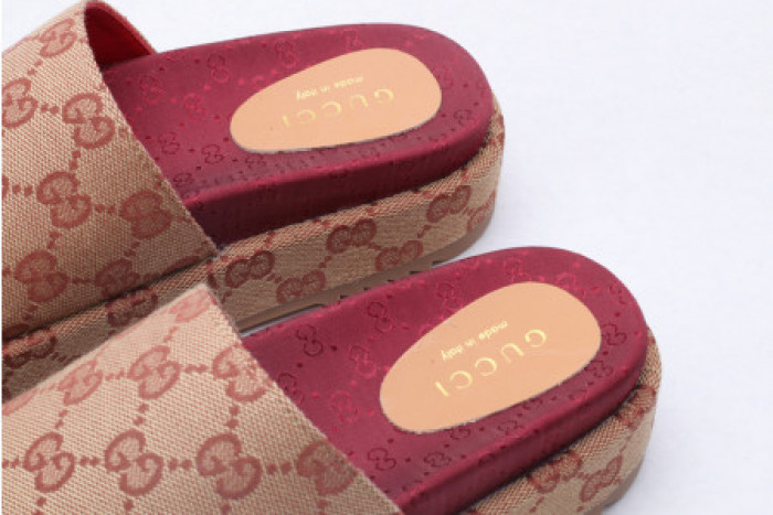 G*u*i slippers