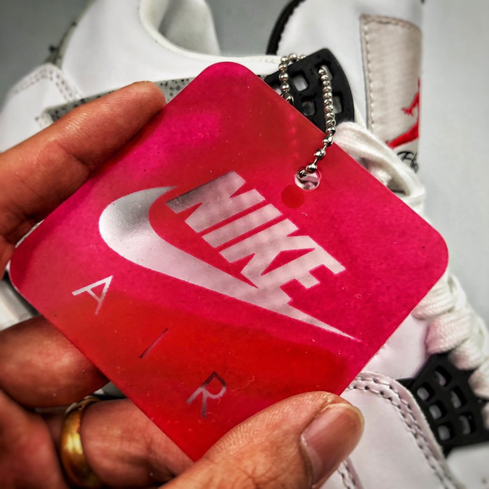 Air Jordan 4 OG “White Cement” 840606-192 (nike)