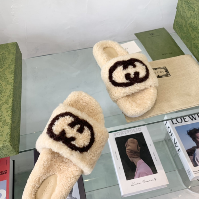 G*u*i slipper
